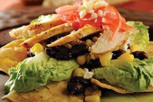 Ensalada de tortilla con vinagreta de chipotle