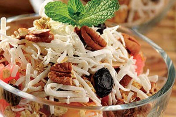 Cocktail de frutas con granola casera