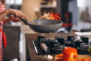 Entre ollas y sartenes te veas…