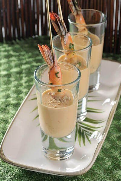 Brochetas de camarón con salsa de coco
