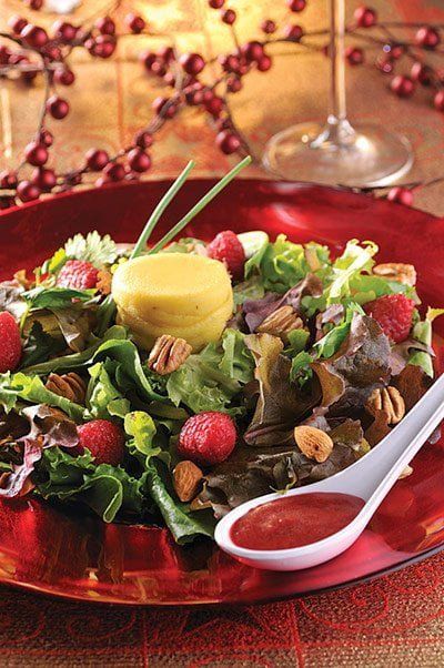 Flan de Parmesano con ensalada y aderezo de frambuesa