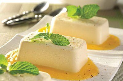 Panna cotta con salsa de duraznos