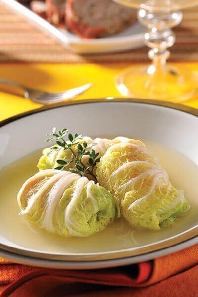 Rollitos de col rellenos feta y tocino