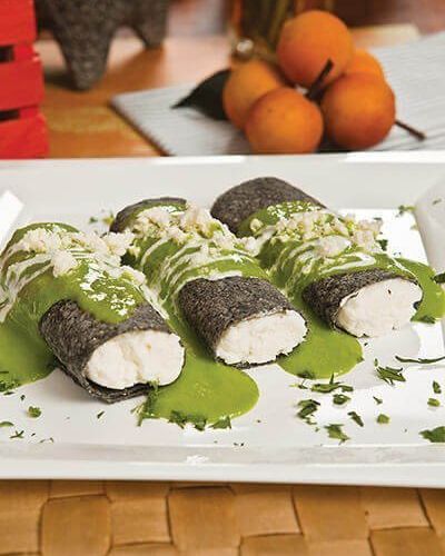 Enchiladas de requesón con salsa de chile poblano