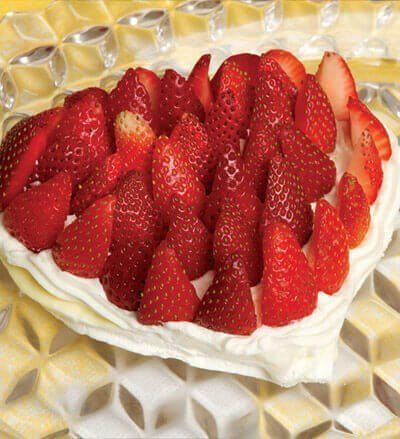 Merengue con chocolate blanco y fresas con crema