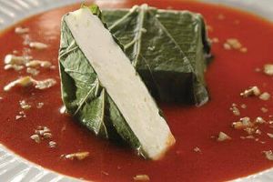 Envueltos de hoja santa con queso y nuez