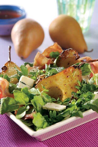 Ensalada de pera con roquefort y tocino