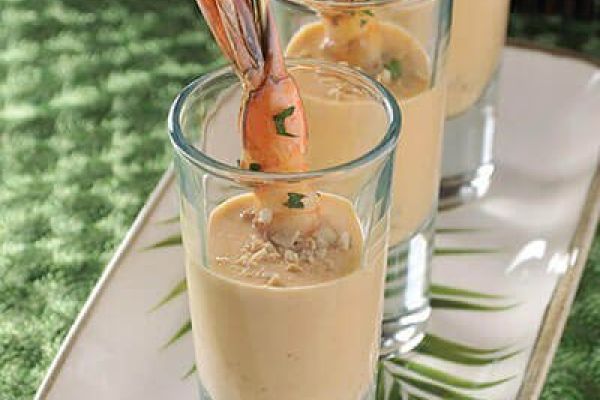 Brochetas de camarón con salsa de coco