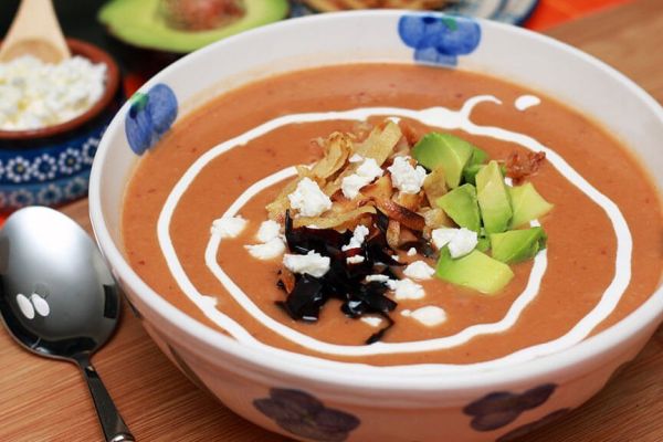 Sopa tarasca con queso y crema vegana