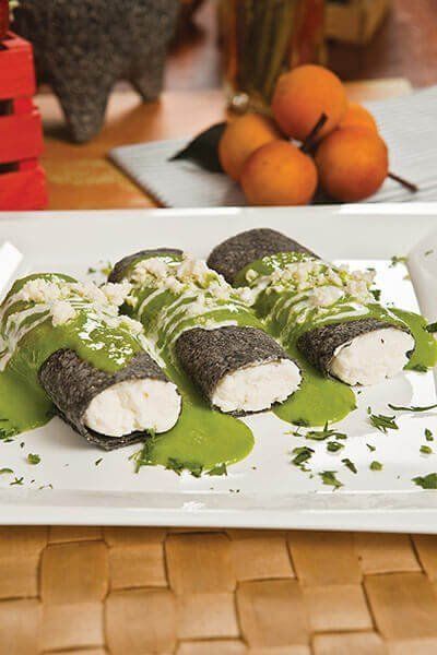 Enchiladas de requesón con salsa de chile poblano