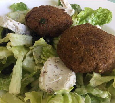 Ensalada con falafel y queso de cabra
