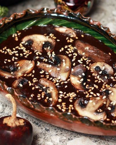 Mole casero con champiñones