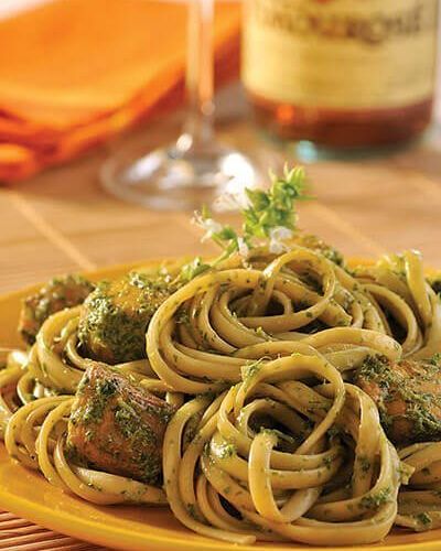Pasta con pollo y pesto de cilantro