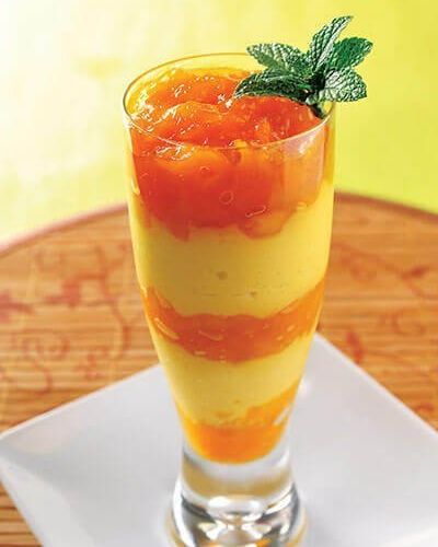 Copas de mango con crema de coco