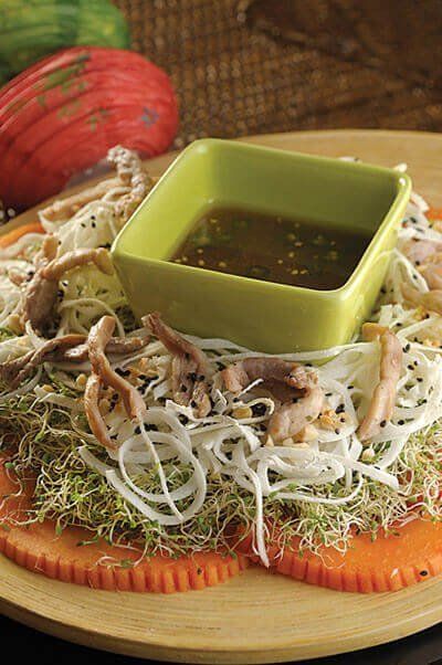 Ensalada de carne de cerdo con papaya