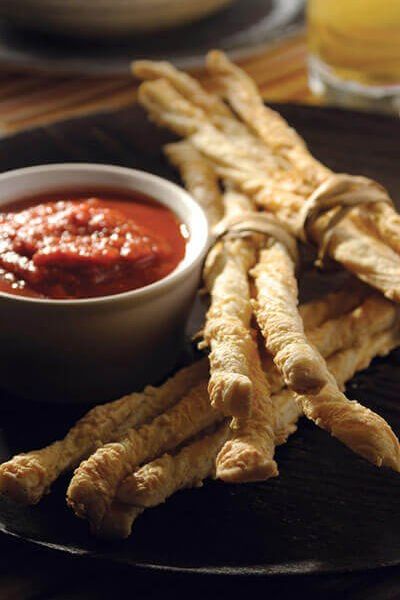 Palitos de queso con salsa de tomate