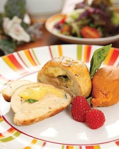 Pechuga de pollo rellena de queso y albahaca