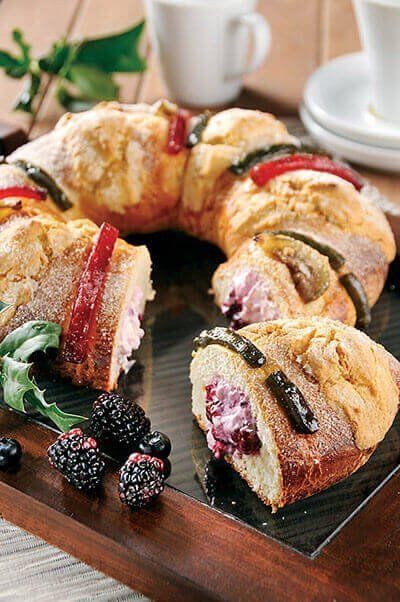 Roscón de reyes con relleno de queso y frambuesa