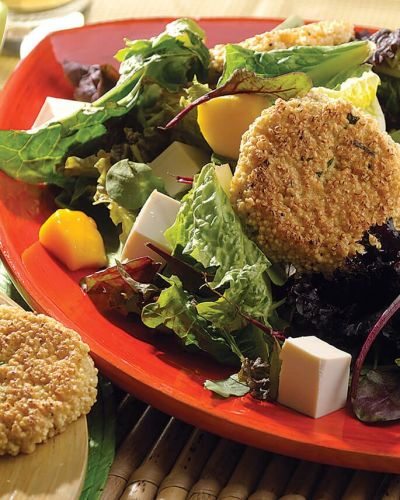 Tortitas de amaranto y ensalada con aderezo de mango