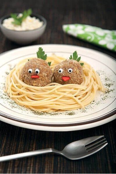 Nido de espagueti con pajaritos de carne