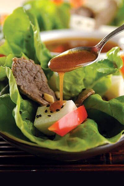 Ensalada con carne de res y vinagreta de tamarindo