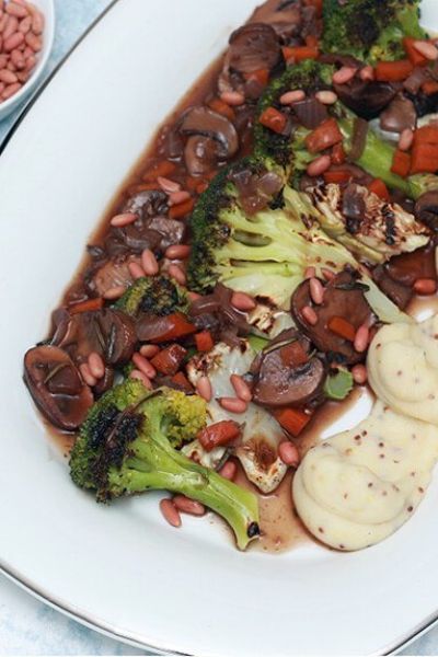 Brócoli al carbón en salsa de vino tinto