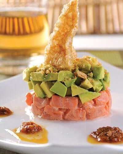 Tártara de salmón con aguacate y vinagreta de chicharrón