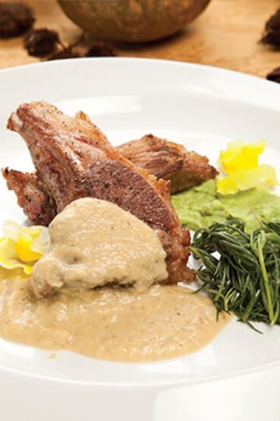 Costillas de cordero en mole de manzana