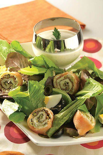 Ensalada de rollitos de salmón ahumado