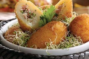 Croquetas de papa rellenas de jamón y queso