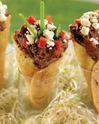 Conitos de tortilla rellenos de frijoles y chorizo