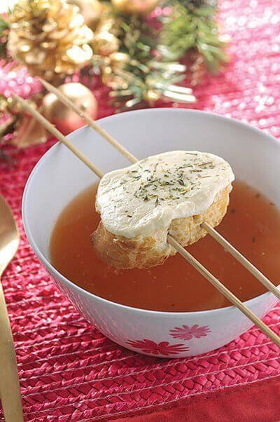 Caldo de jitomate con brocheta de pan