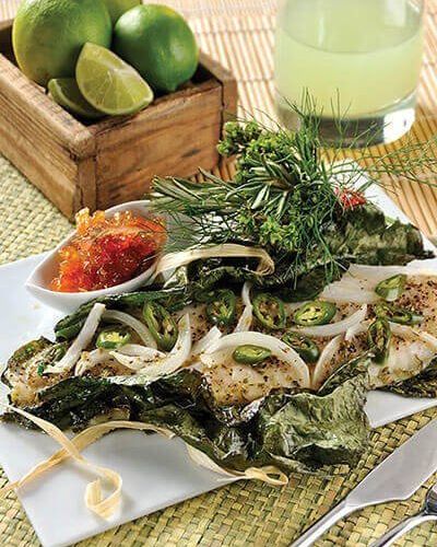 Pescado con hoja santa