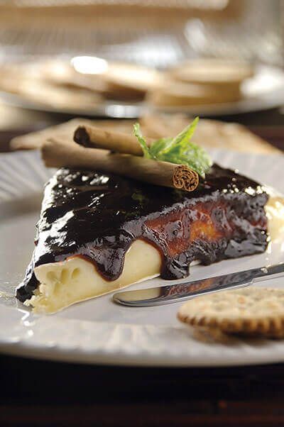 Queso con salsa de tamarindo