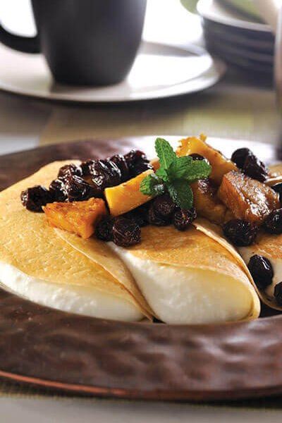 Crepas de piña con ron y pasas