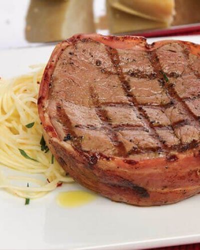 Filete a la parrilla con pasta y verduras asadas