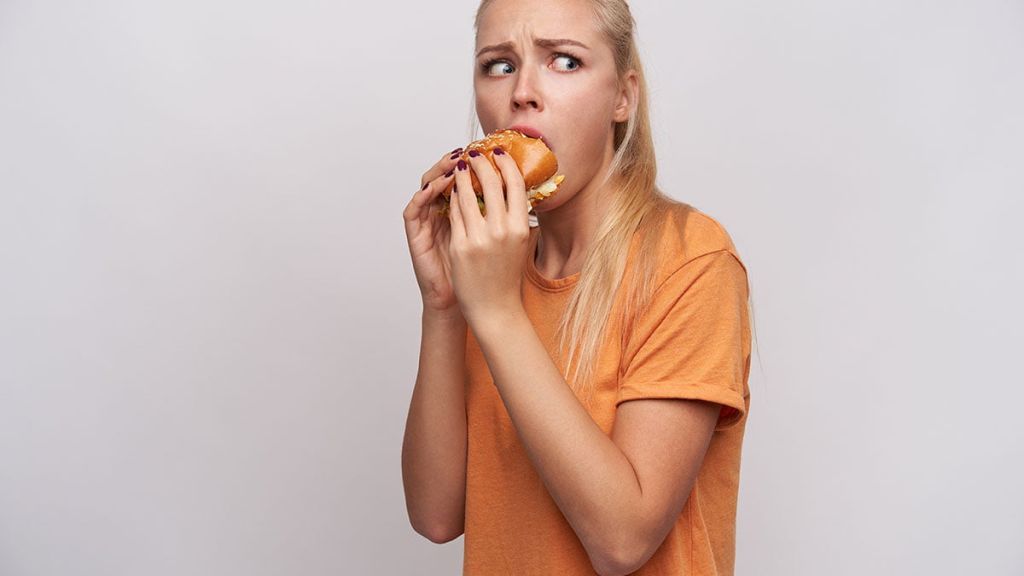 Tres indicadores de que tu “hambre es emocional”