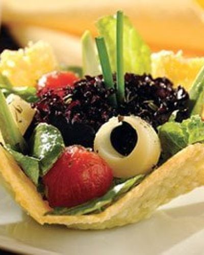 Canasta de queso con ensalada mixta