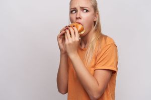 Tres indicadores de que tu “hambre es emocional”