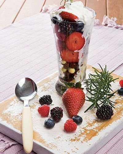 Copa de frutas y merengues