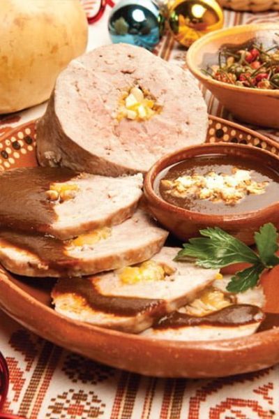 Rollo de pavo en salsa de pasilla