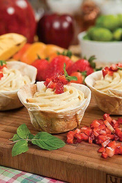 Canasta rellena con mousse de plátano