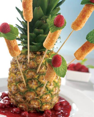 Brochetas de queso fritas con salsa de frambuesa