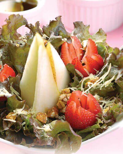 Ensalada de fresas y peras con vinagreta de balsámico