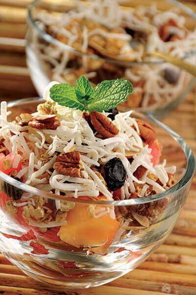 Cocktail de frutas con granola casera