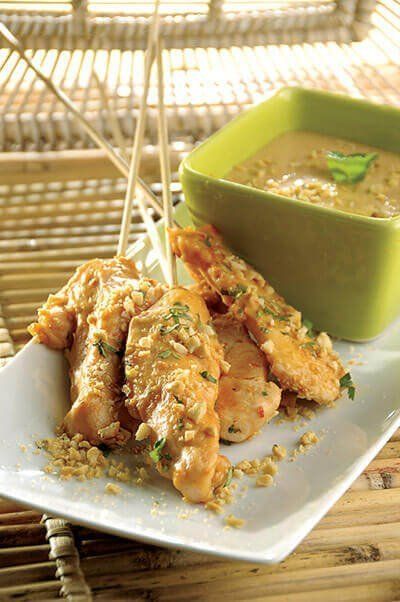 Brochetas de pollo con salsa de cacahuate y coco