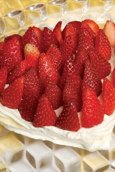 Merengue con chocolate blanco y fresas con crema