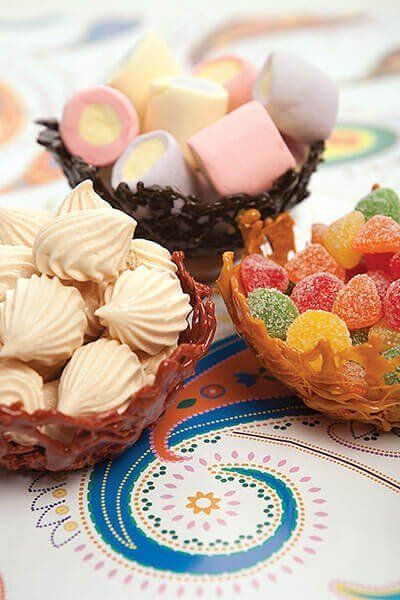 Canastas de caramelo y chocolate