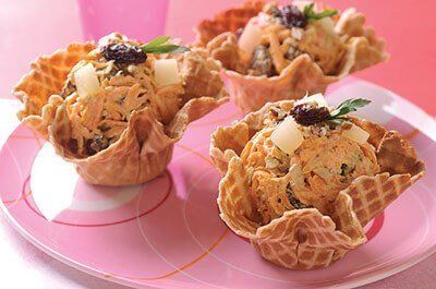 Canastas  de galleta con ensalada de zanahoria y piña