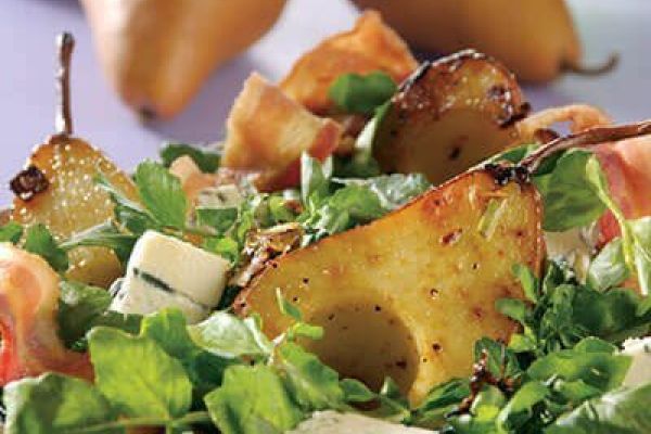 Ensalada de pera con roquefort y tocino